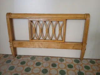 Cabezal de cama antiguo de madera