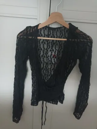 Blusa de encaje negra