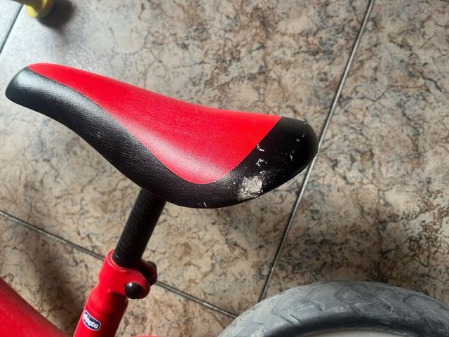 Bicicleta de equilibrio roja