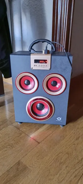 Altavoz Bluetooth Negro y Dorado