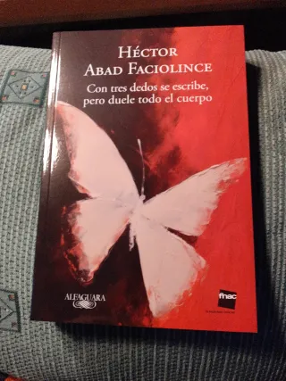 Libro Con tres dedos se escribe pero duele todo el