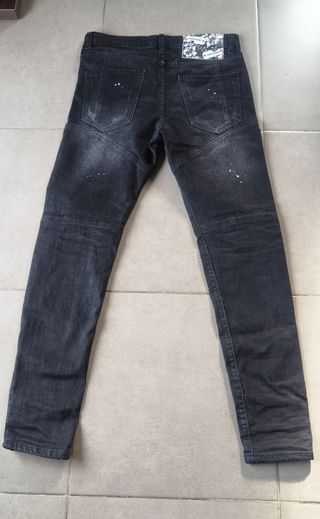 Pantalones vaqueros negros desgastados