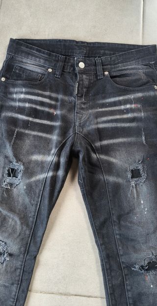 Pantalones vaqueros negros desgastados