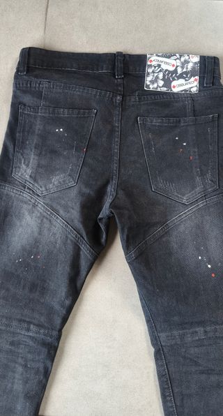 Pantalones vaqueros negros desgastados