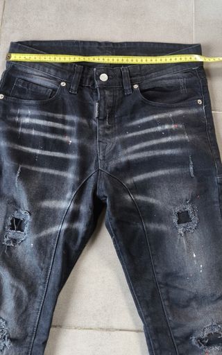 Pantalones vaqueros negros desgastados