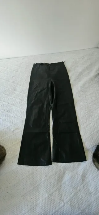 3 sudaderas 1 pantalon de cuero sintético, 1falda.