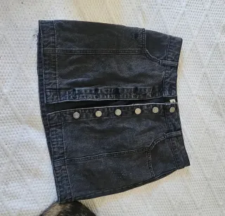 3 sudaderas 1 pantalon de cuero sintético, 1falda.