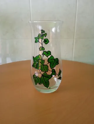 Jarra vintage com flores verdes