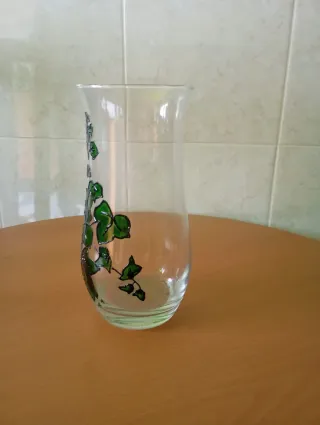 Jarra vintage com flores verdes