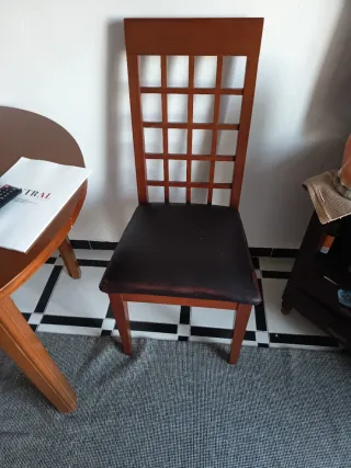 Silla de madera con asiento de piel