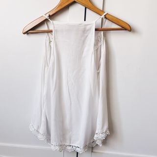 Top blanco con encaje