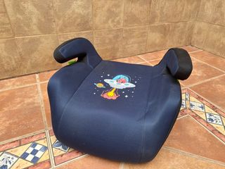 Elevador coche niño azul con diseño espacial