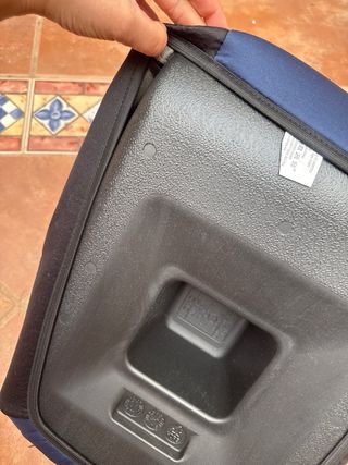 Elevador coche niño azul con diseño espacial