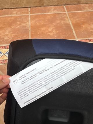 Elevador coche niño azul con diseño espacial