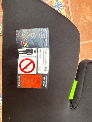 Elevador coche niño azul con diseño espacial