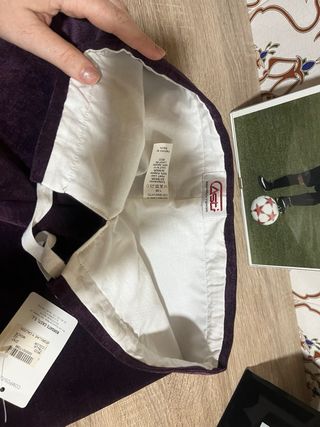 Pantalón corto de terciopelo morado o berengena