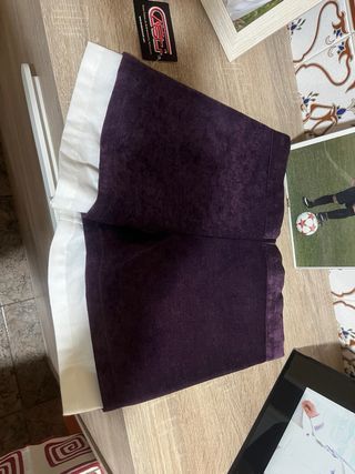 Pantalón corto de terciopelo morado o berengena