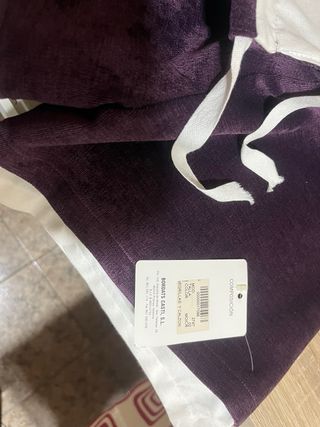 Pantalón corto de terciopelo morado o berengena