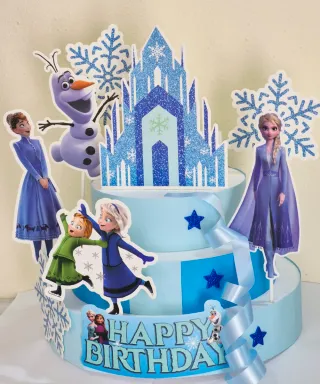 Torta finta a piani ispirata al mondo Frozen