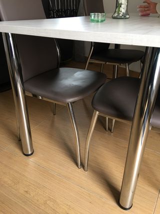 Mesa comedor con 4 sillas