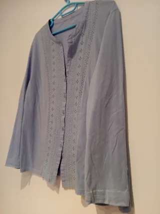 Camisa azul con bordado de tela tipo camiseta