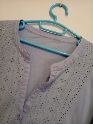 Camisa azul con bordado de tela tipo camiseta