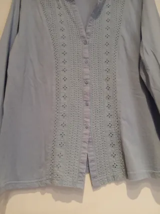 Camisa azul con bordado de tela tipo camiseta