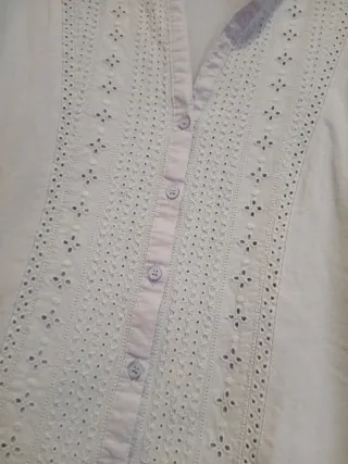 Camisa azul con bordado de tela tipo camiseta