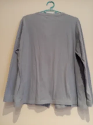 Camisa azul con bordado de tela tipo camiseta