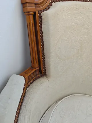 Sillón clásico madera tallada beige