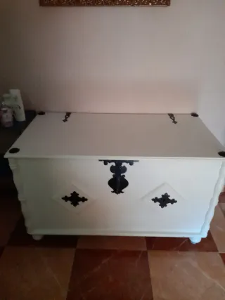 Arca vintage blanca de madera