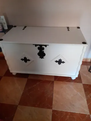 Arca vintage blanca de madera