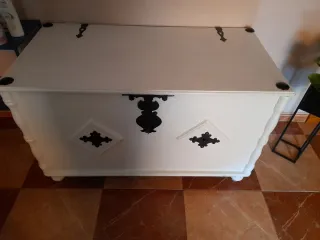 Arca vintage blanca de madera