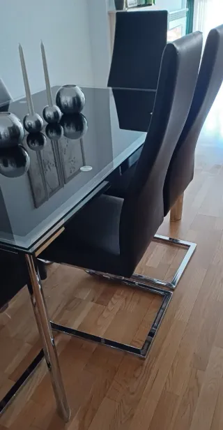 Comedor Moderno Mesa Cristal Negra y Sillas