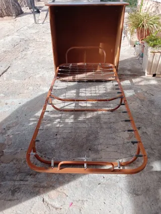 Cama-Mueble de madera y metal