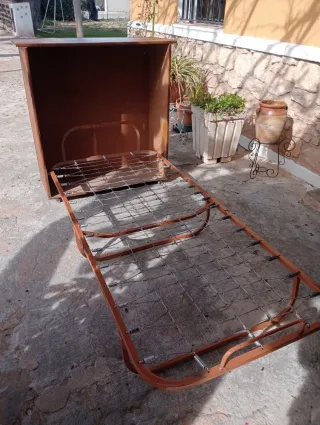 Cama-Mueble de madera y metal