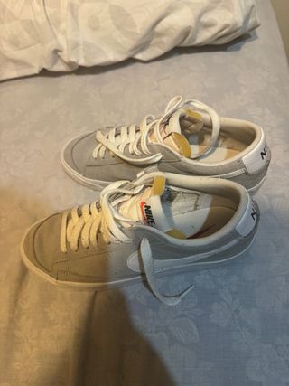 Zapatillas Nike grises y blancas