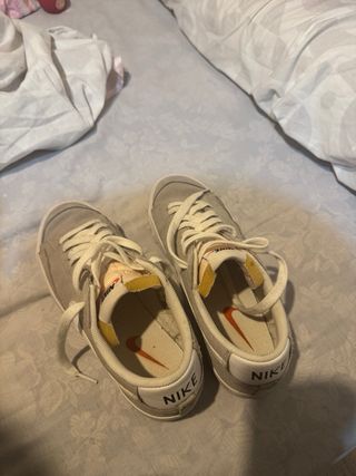 Zapatillas Nike grises y blancas