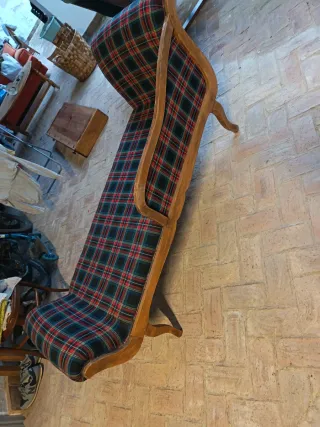 Diván de madera y tela a cuadros