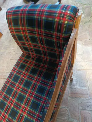 Diván de madera y tela a cuadros