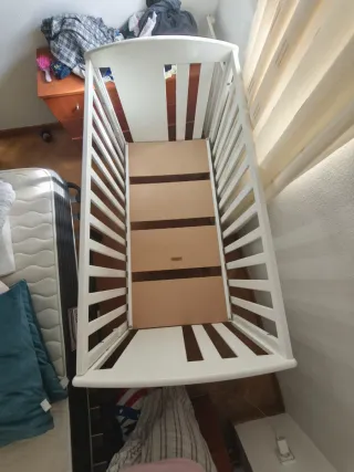 Cuna blanca con estrellas