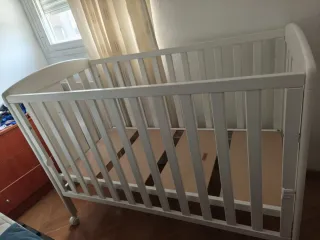 Cuna blanca con estrellas