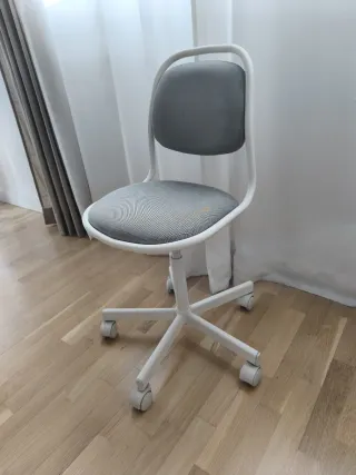 Silla de escritorio gris y blanca, tamaño infantil