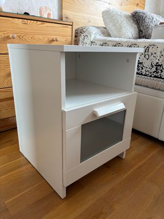 Mesita de noche de IKEA blanca y gris