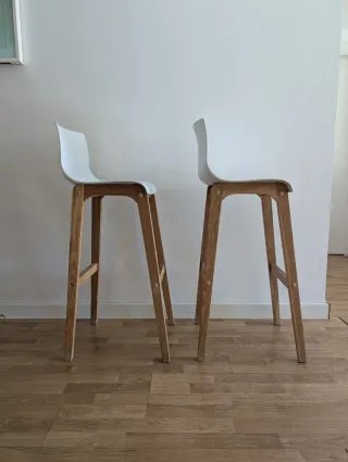 Sillas altas de madera y plástico