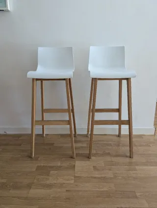 Sillas altas de madera y plástico