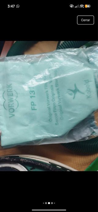 Aspiradora vertical verde y blanca Kobold 131