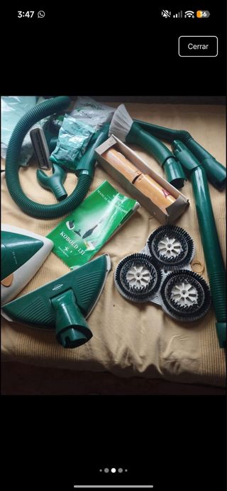 Aspiradora vertical verde y blanca Kobold 131