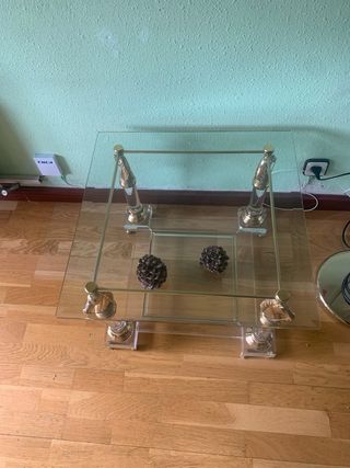Mesita cristal detalle dorado