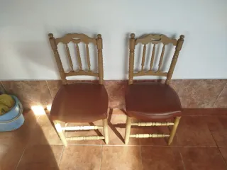 Juego de 2 sillas de madera y cuero